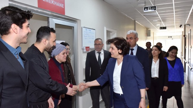 VALİ EŞİ SÜREYYA YAVUZ HANIM HUZUREVİNDE