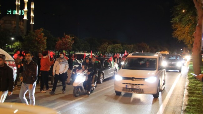 ADANA’DAN GAZZE’YE MEŞALELİ DAYANIŞMA: YÜZLERCE ARAÇLIK KONVOYLA SOYKIRIMA LANET