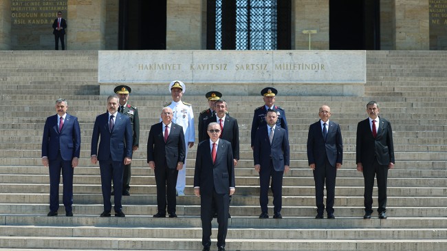 CUMHURBAŞKANI  ERDOĞAN ,YAŞ ÜYELERİYLE BİRLİKTE ANITKABİR’DE
