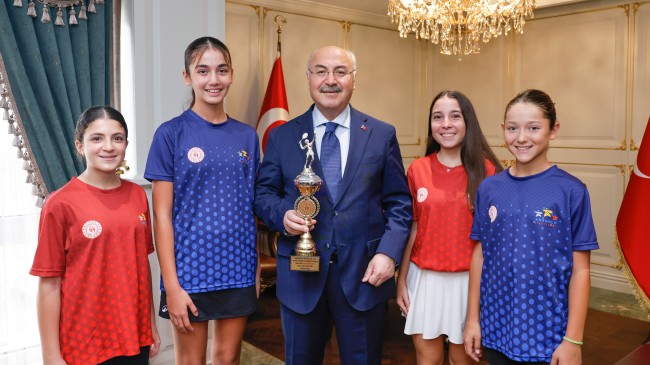 VALİ KÖŞGER, ANADOLU YILDIZLAR LİGİ TENİS TÜRKİYE ŞAMPİYONASI’NDA DERECE YAPAN SPORCULARIMIZI KABUL ETTİ