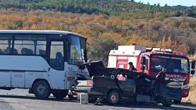 İŞÇİ TAŞIYAN ARAÇ KAZA YAPTI